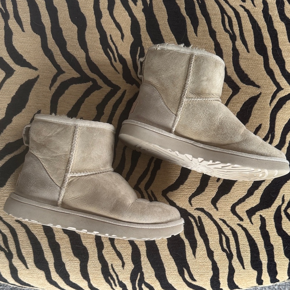 UGG Tan Suede Ankle Boots🎁🤶🏼